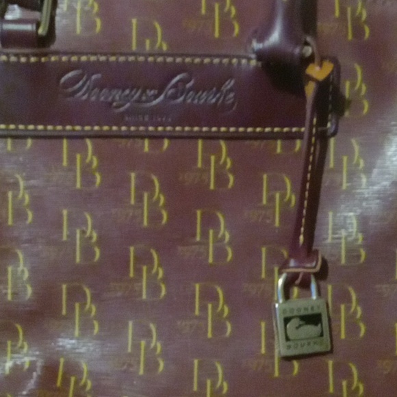 Dooney n bourke beautiful handbag - Picture 3 of 4